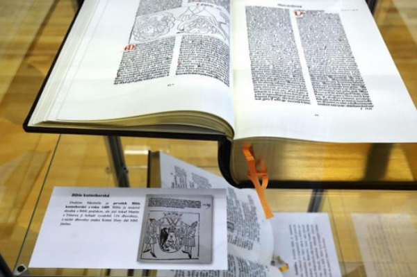 Krajská vědecká knihovna vystavuje faksimile biblí přeloženýchdo českého jazyka