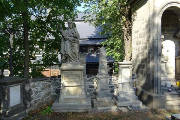 Kraj pomáhá opravit památky, finančně podpořil i obnovou sklářského hřbitova v Kamenickém Šenově