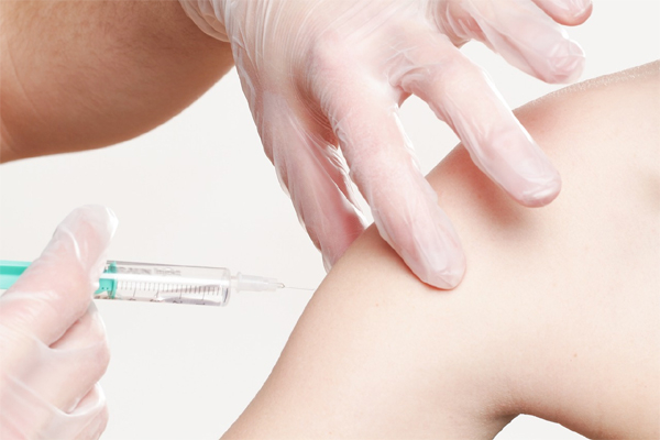 Lékaři varují seniory i rodiče malých dětí: Neriskujte, nechte se očkovat! 