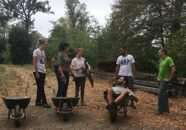 Skupina dobrovolníků znovu přijela na hrad Grabštejn pomoci kultivovat jeho okolí