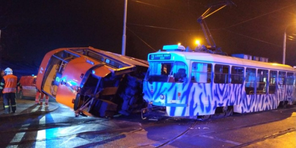 V Liberci se srazily tramvaje, jedna se převrátila na bok