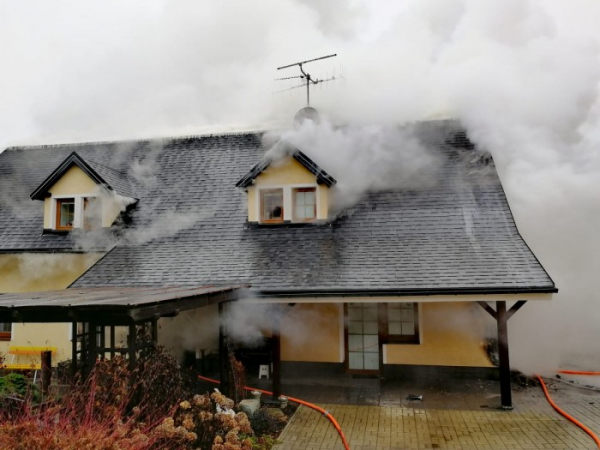 Požár rodinného domu ve Velenicích na Českolipsku likvidovali hasiči z osmi jednotek