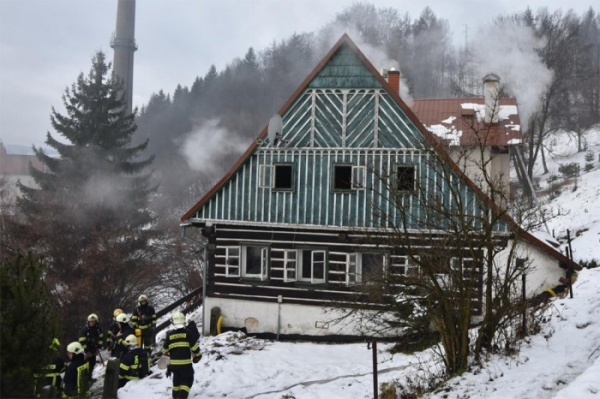 V Desné způsobil požár chaty škodu za půl milionu