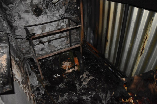 Svíčka na balkoně způsobila požár v panelovém domě na Semilsku