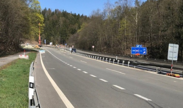 Rádelský mlýn řidiči objíždějí a porušují předpisy. Liberecký kraj upraví dopravní značení