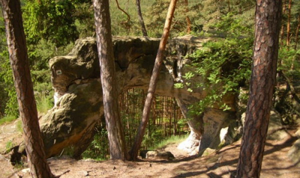 Hradčanské stěny na Liberecku jsou lákavým cílem pro rodiny, nabízí pozoruhodné přírodní útvary