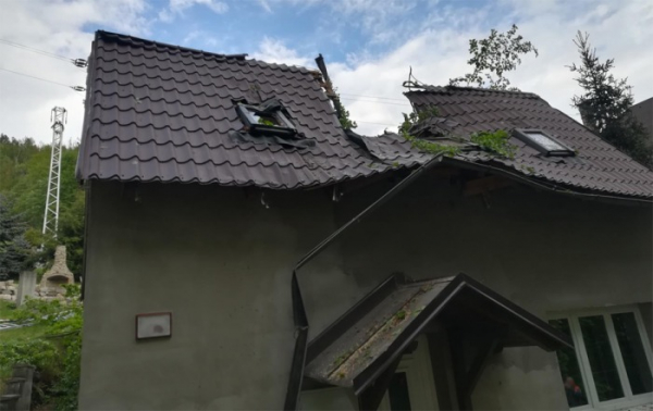 Střechu rodinného domu rozpůlil spadlý vzrostlý strom