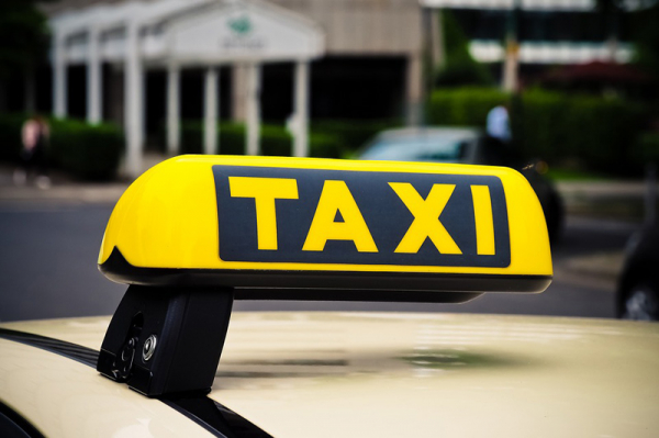 Taxikáři při elektronických objednávkách už nemusí používat taxametry či střešní svítilny