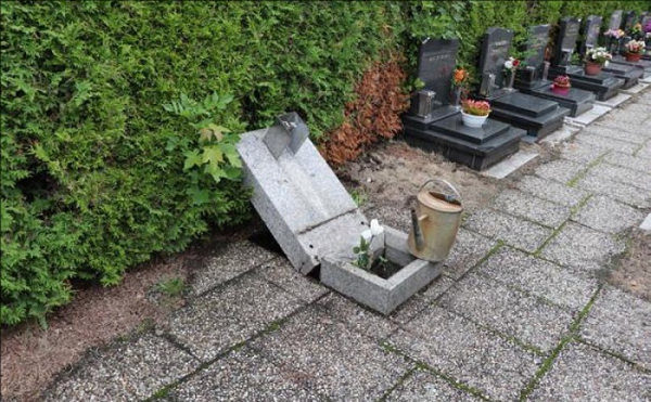 Neznámý vandal poškodil bezmála tři desítky hrobů v areálu libereckého krematoria