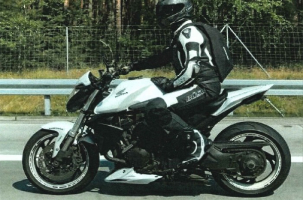 Policie pátrá po dvou motocyklech BMW a Honda ukradených v Harrachově