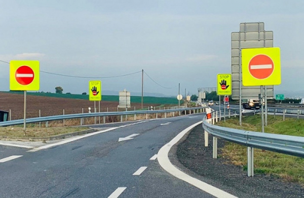 Varovné ruce na silnicích v Libereckém kraji zabrání jízdě v protisměru