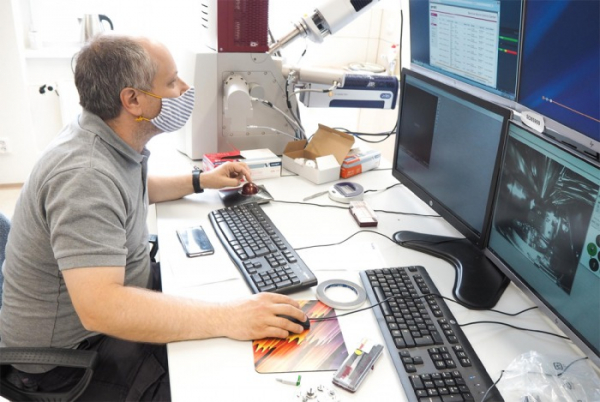 Elektronový mikroskop TESCAN využijí vědci v Liberci k výzkumu průmyslových materiálů