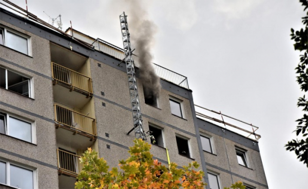 V Jablonci nad Nisou hořelo v panelovém domě, hasiči evakuovali 36 osob