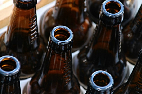 Recidivista ukradl deset prázdných láhví od piva, hrozí mu tři roky vězení