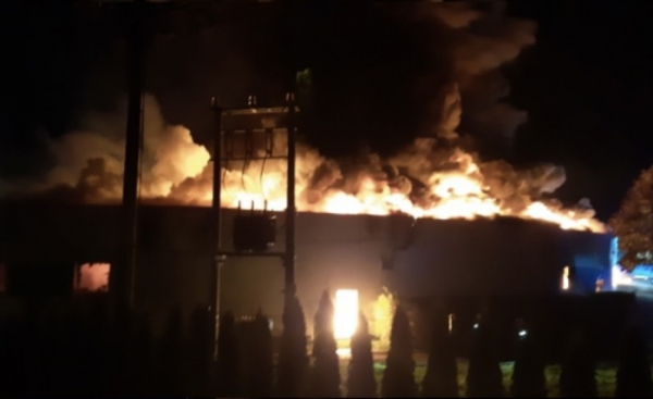 Při požáru průmyslového objektu v Roztokách u Jilemnice zasahovalo 19 jednotek hasičů