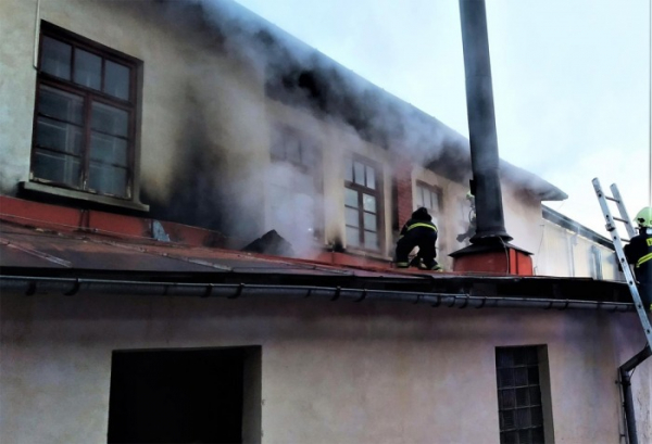 Pět jednotek hasičů likvidovalo požár kotelny v Pasekách nad Jizerou