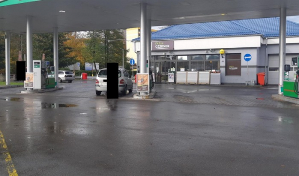 Muž chtěl na čerpací stanici zapálit své BMW, který polil benzínem