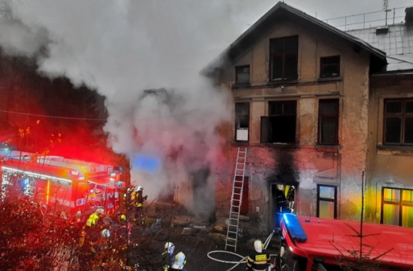 Tanvaldští hasiči zachraňovali dvě osoby při požáru domu v obci Desná