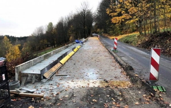 Práce na rekonstrukci úseku silnice mezi Sklenařicemi a Vysokým nad Jizerou jsou ve své polovině