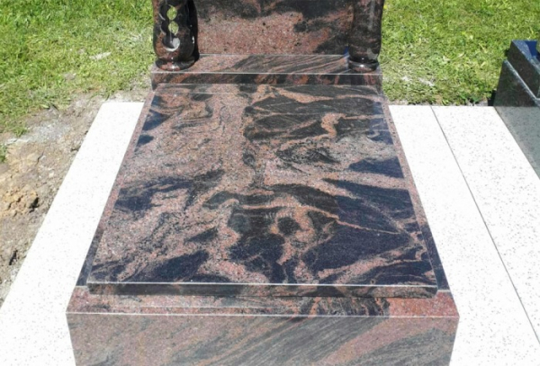 Neznámý zloděj si ze hřbitova v Radvanci odnesl náhrobní kámen i s deskou