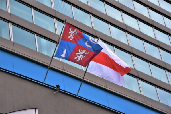 Liberecký kraj znovu vyvěsil historickou vlajku Běloruska a přidává se ke Dni solidarity