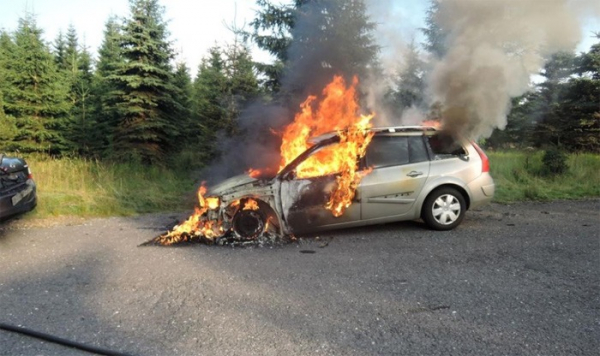 Osobní automobil v plamenech