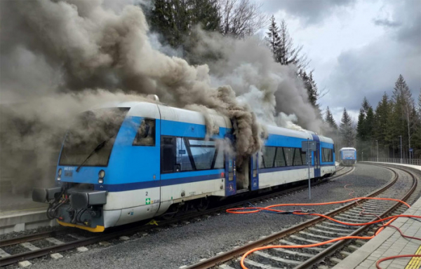 V Harrachově zachvátily plameny železniční motorový vůz řady 840