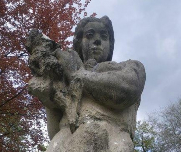 Neznámý vandal poškodil sochu, která desítky let zdobí park v České Lípě
