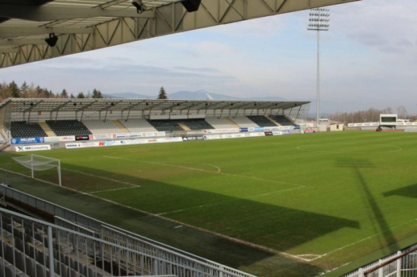 Hrací plocha fotbalového stadionu v Jablonci nad Nisou potřebuje obnovu