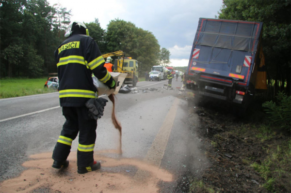 Na silnici I/9 v Jestřebí se střetl nákladní automobil a tři osobní vozy.  Nehoda si vyžádala jeden lidský život a zranění další osoby