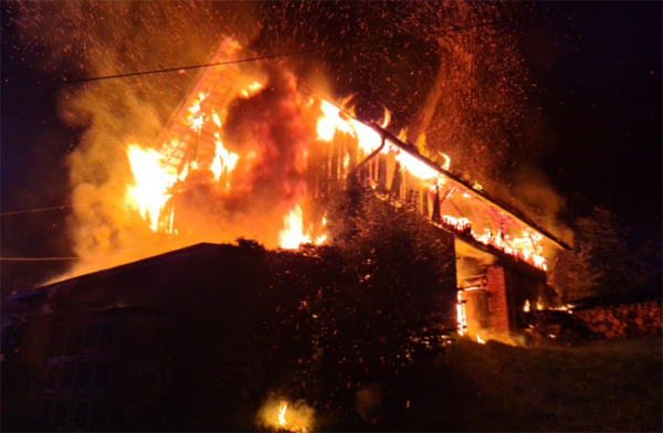 Pět jednotek hasičů likvidovalo požár stodoly v obci Mírová na Semilsku