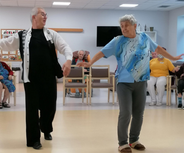 Taneční terapie pomáhá v České Lípě pacientům s nevyléčitelnou Alzheimerovou nemocí