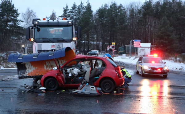 U České Lípy se střetlo osobní auto s posypovým vozem, jedna osoba nehodu nepřežila