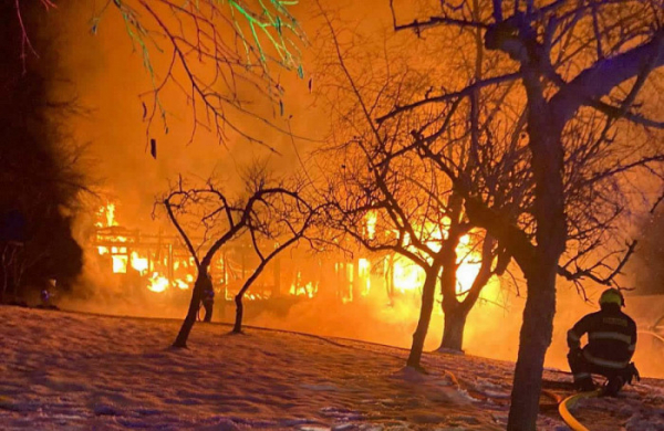 V Zákupech, v místní části Brenná, hořel roubený dům. Škoda je 17 milionů korun