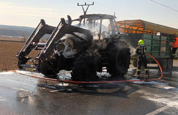 V Oslovicích na Českolipsku došlo k požáru traktoru s přívěsem převážejícím dobytek