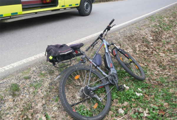 71letý cyklista v klesání nezvládl řízení elektrokola a havaroval