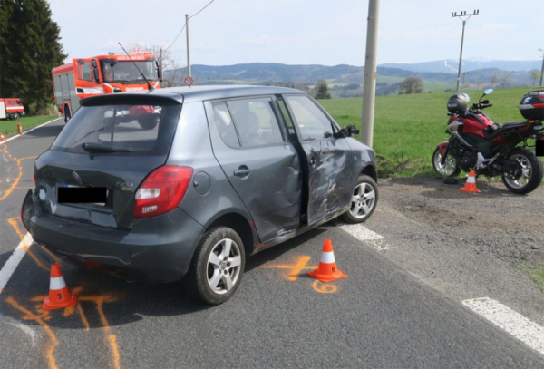 Mezi Držkovem a Loužnicí na jednom místě havarovali dva motocyklisté, oba se zraněním skončili v nemocnici