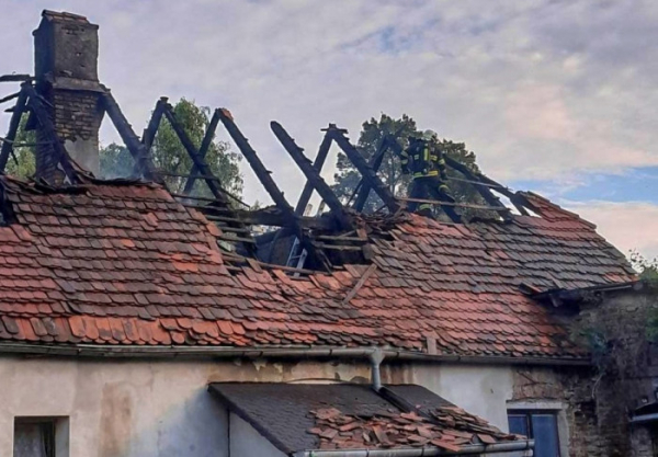 Šest jednotek hasičů likvidovalo požár domu ve Cvikově na Českolipsku