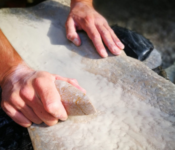 Mezinárodní den archeologie v Turnově přinese broušení kamenných seker