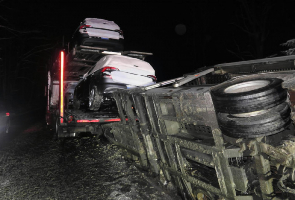 Na Mimoňsku havaroval nákladní vůz přepravující nové škodovky. Odhadnuta škoda je přes 2,5 milionu korun