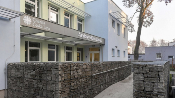 Liberecký kraj přispěl Charitě Česká Lípa na rekonstrukci azylového domu Jonáš