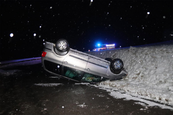 Za hustého sněžení nezvládla řidička řízení a s automobilem skončila na střeše mimo silnici