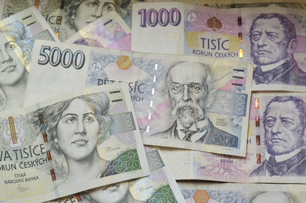 Žena chtěla zhodnotit svoje úspory, podvodník jí připravil o 830 tisíc korun