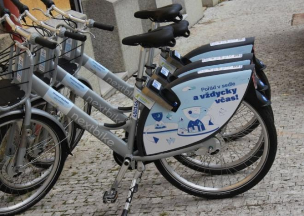 Jablonec nad Nisou žádá kraj o dotaci na kola. Po městě je 24 stanovišť, na kterých je k dispozici stovka kol