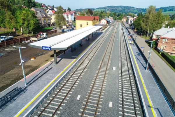 Semilské nádraží má nová nástupiště, cestujícím nabízejí pohodlnější nástup do vlaků