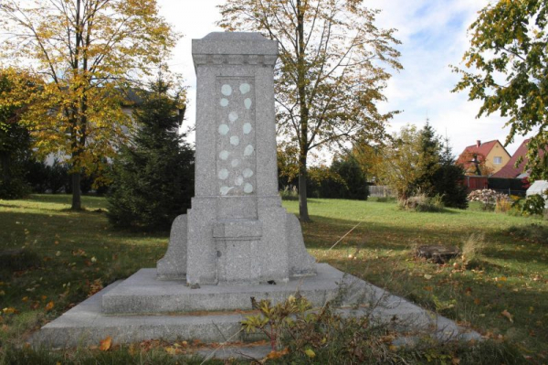 Zloději odcizili památní desku z pomníku padlých vojáků, policie hledá svědky