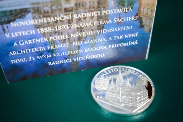 Liberec vydal limitovanou sérii 130 medailí. Připomínají 130. výročí otevření historické budovy radnice