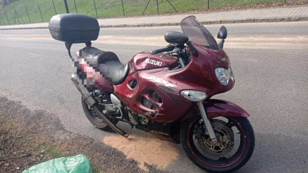 Motocyklista havaroval ve Sloupu v Čechách, do nemocnice ho transportoval vrtulník